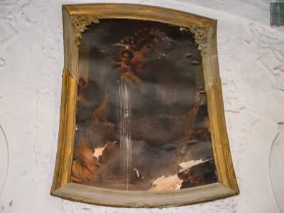 Sovrasta l�altare un dipinto della Madonna del Rosario il quale, seppur rovinato in pi� punti, conserva un particolare e misterioso fascino